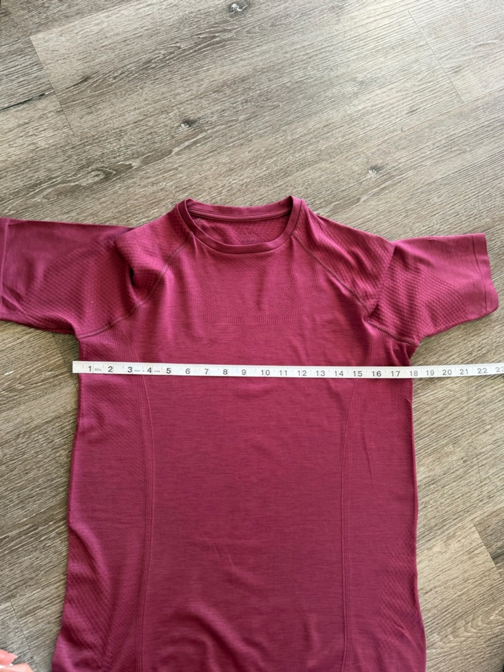 ALO Yoga Men's Short Sleeve Tee - Maroon - Picture 3 of 7
